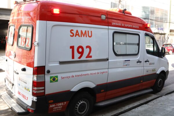 Menino de 4 anos é socorrido após atropelamento em bairro de Ubá