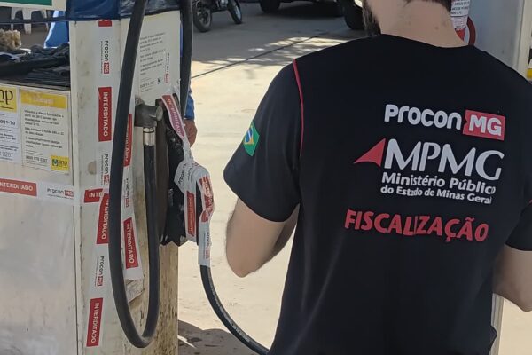 Fiscalização do Procon-MPMG na Zona da Mata autua postos e interdita unidades por irregularidades