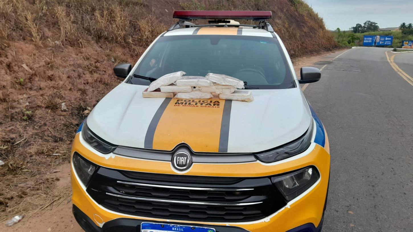 PM Rodoviária apreende oito barras de cocaína na MG-447 e prende suspeito em Visconde do Rio Branco