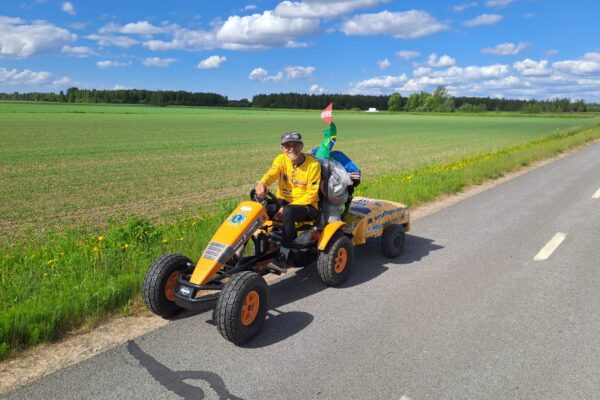 Zé do Pedal alcança mil quilômetros na Finlândia em campanha para crianças com câncer