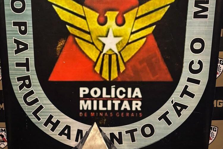 Motocicleta é removida durante operação da Polícia Militar no bairro União, em Viçosa