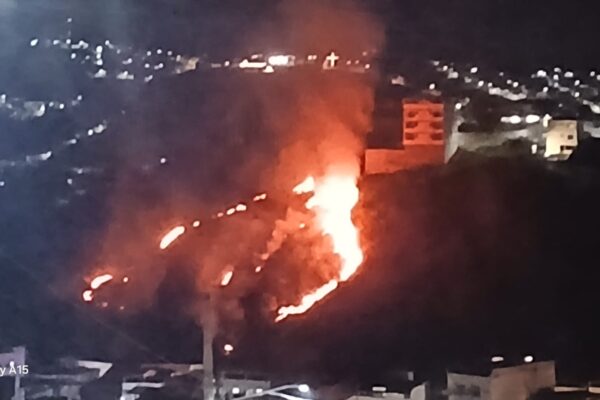 Incêndio em área de pastagem mobiliza bombeiros e preocupa moradores em Visconde do Rio Branco
