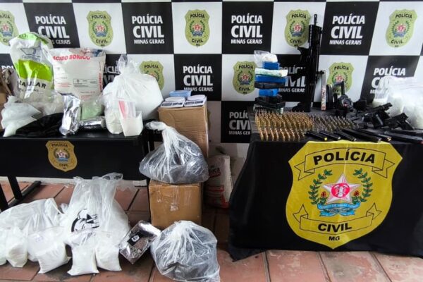 Operação da Polícia Civil apreende armas e drogas e prende dois em Juiz de Fora