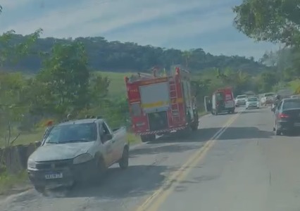 Carreta tomba na LMG-850 entre Ubá e Rodeiro e mobiliza equipes de atendimento