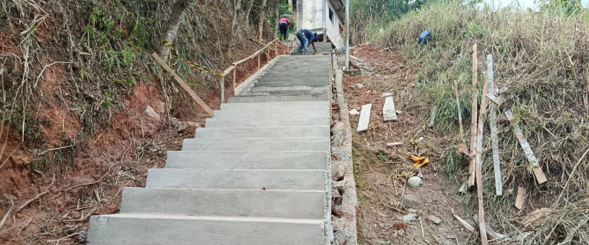 Prefeitura constrói escadaria para acesso ao Morro Carlos Dias em Viçosa