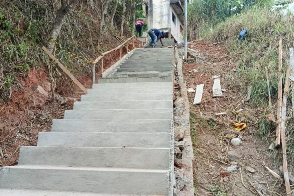 Prefeitura constrói escadaria para acesso ao Morro Carlos Dias em Viçosa