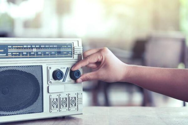 Pesquisa aponta que mineiros passam quase 4 horas por dia ouvindo rádio
