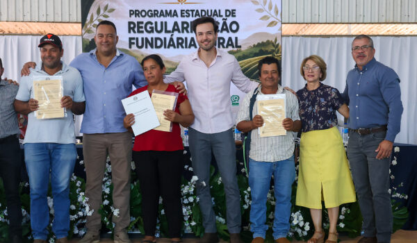 Governo de Minas entrega 163 títulos de regularização fundiária a produtores rurais de Bocaiuva