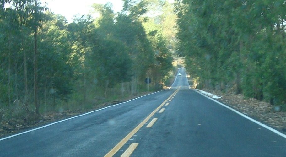 Colisão entre moto e carro deixa motociclista ferido na rodovia entre Viçosa e Cajuri