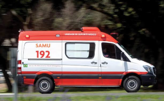 Carro atinge residência e deixa dois idosos feridos em Teixeiras