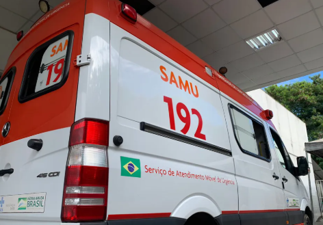 Ciclista de 77 anos fica ferido após colisão com caminhão em Ubá