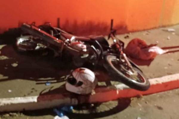 Mulher fica gravemente ferida após colisão de motocicleta contra muro em Visconde do Rio Branco