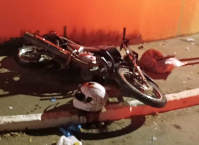 Mulher fica gravemente ferida após colisão de motocicleta contra muro em Visconde do Rio Branco