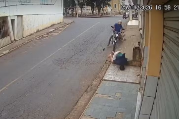 Pedestre é atropelado por motociclista sem habilitação e permanece internado em Guiricema