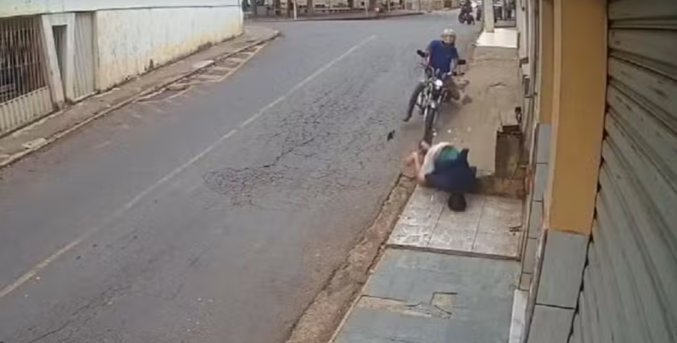 Pedestre é atropelado por motociclista sem habilitação e permanece internado em Guiricema