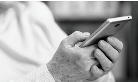 Uso de celular cresce entre idosos e acesso à internet chega a 74,5% no Brasil