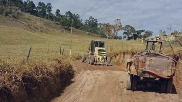 Prefeitura intensifica obras em estradas rurais de Viçosa
