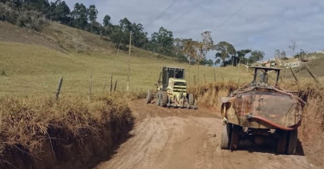 Prefeitura intensifica obras em estradas rurais de Viçosa