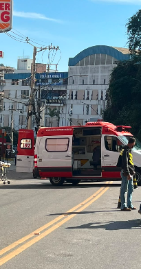 Colisão entre carro e moto deixa homem ferido no Centro de Viçosa