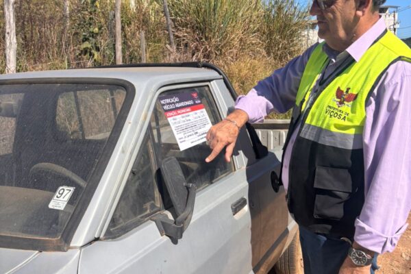Prefeitura realiza operação para retirada de veículos abandonados em bairros de Viçosa