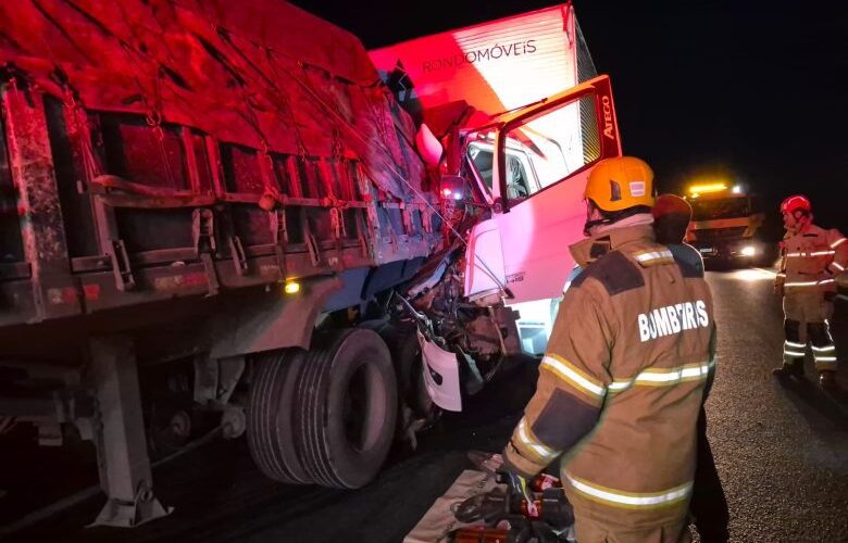 Caminhão de São Geraldo bate na traseira de carreta na BR-135 e motorista fica preso às ferragens