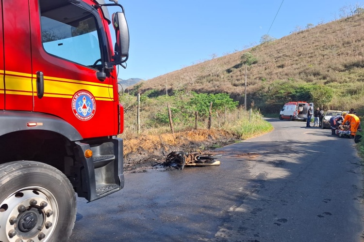 Motociclista fica ferido após colisão e moto pega fogo na zona rural de Muriaé