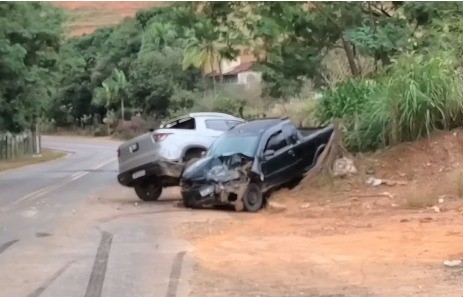 Acidente entre dois veículos é registrado na MGC-120 entre Guidoval e Ubá