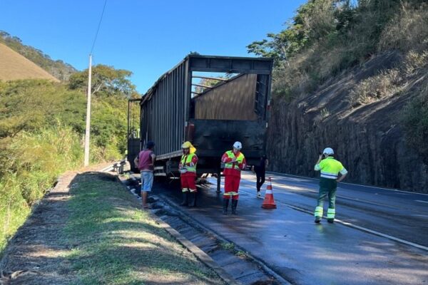 Incêndio em carreta mobiliza Bombeiros na BR-116, em Muriaé