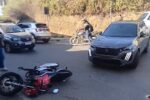 Colisão entre carro e motocicleta é registrada na Rua do Divino, em Ubá