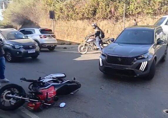 Colisão entre carro e motocicleta é registrada na Rua do Divino, em Ubá