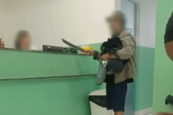 Homem é preso após ameaçar funcionária com facão em UBS de Muriaé