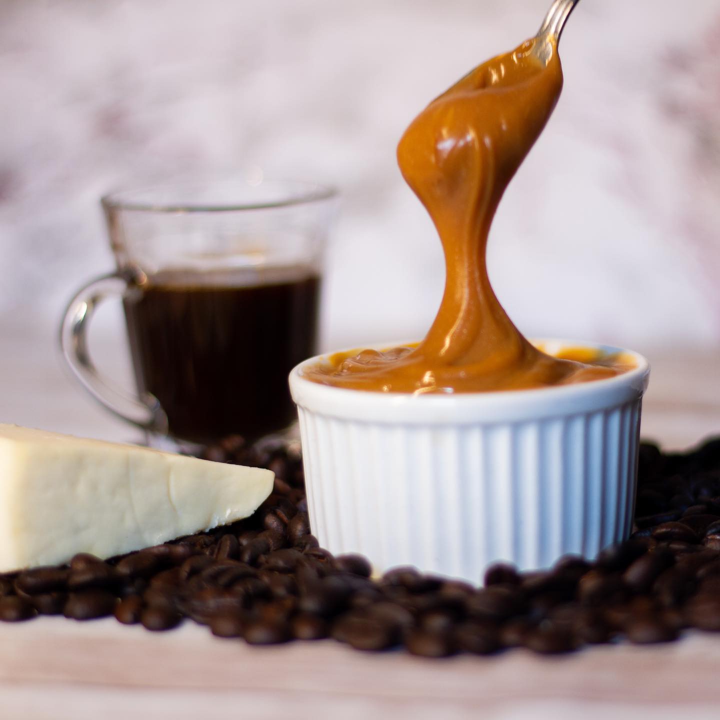Doce de leite Dom Coimbra na versão com Café, servido em ramekin sobre grãos de café