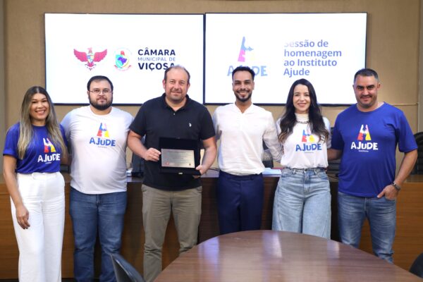 Câmara de Viçosa homenageia Instituto Ajude em sessão especial