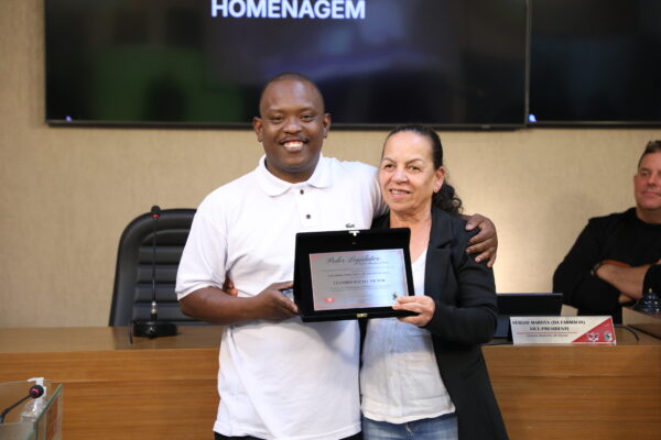 Câmara Municipal homenageia motoboy Leandro Rafael Vitor