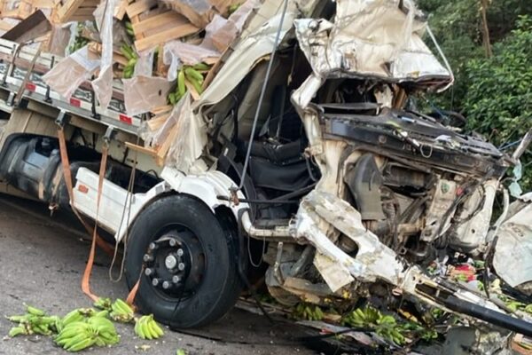 Colisão entre ônibus, carreta e caminhão deixa dois mortos e 15 feridos na BR-116, em Muriaé