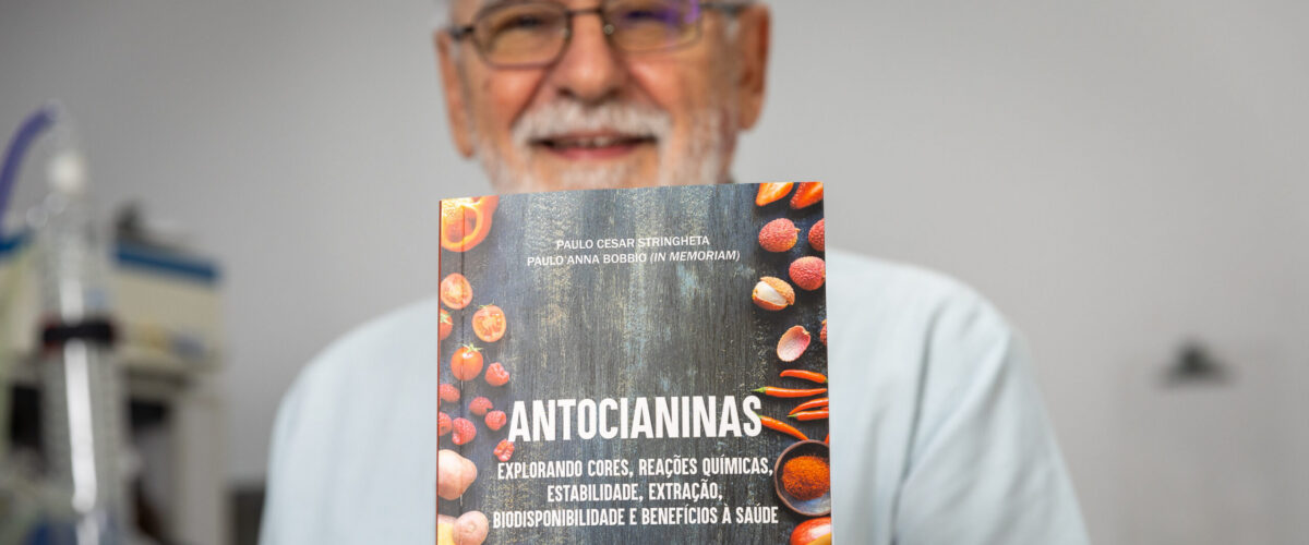 Professor da UFV recebe Prêmio Jabuti Acadêmico por livro sobre antocianinas