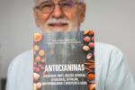 Professor da UFV recebe Prêmio Jabuti Acadêmico por livro sobre antocianinas