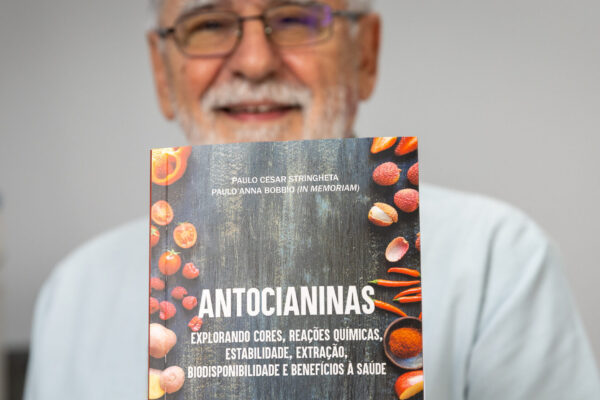 Professor da UFV recebe Prêmio Jabuti Acadêmico por livro sobre antocianinas