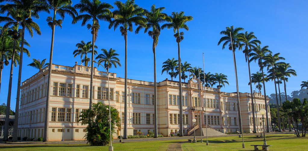 Hasteamento das bandeiras dos 26 estados e do Distrito Federal marca programação desta quarta-feira pelos 100 anos da UFV