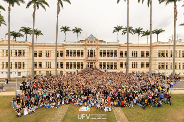 UFV reúne cerca de 2.500 pessoas em foto oficial do centenário