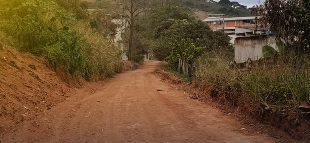Prefeitura realiza limpeza e retirada de entulhos em trecho da antiga linha férrea em Viçosa