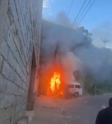 Kombi pega fogo e bate conta muro em Ubá
