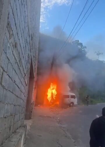 Kombi pega fogo e bate conta muro em Ubá