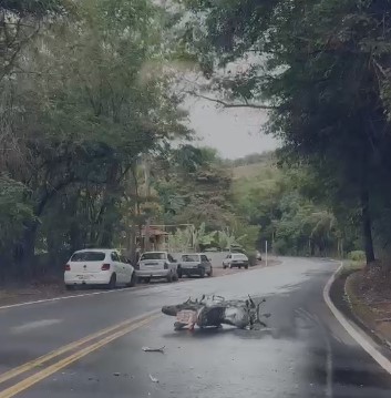 Motociclista morre após colisão com caminhão na MG-124, entre Divinésia e Ubá