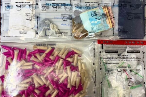 Polícia Militar apreende 236 porções de cocaína durante operação em Ubá