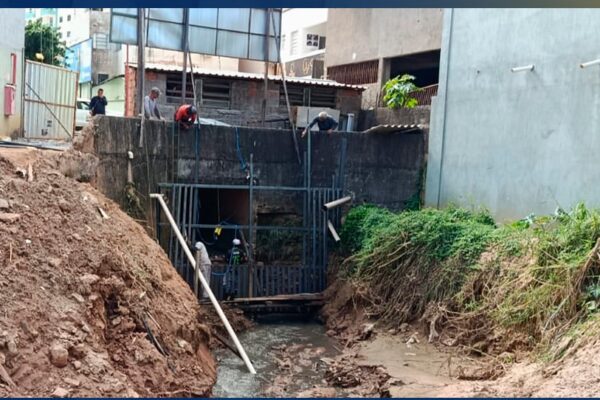 Prefeitura instala grade de contenção em galeria do Córrego da Conceição
