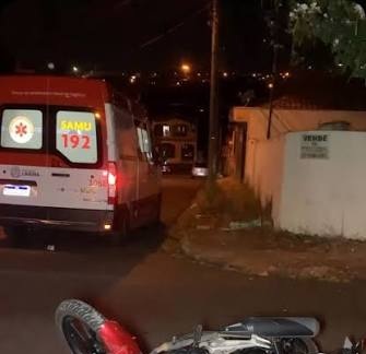 Motociclista de 19 anos fica ferido após colisão com carro em Visconde do Rio Branco