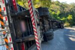 Carreta tomba na BR-356 entre Muriaé e Eugenópolis e mobiliza equipes de resgate