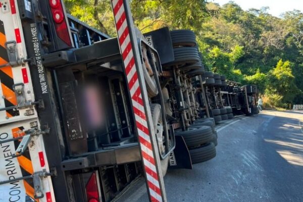 Carreta tomba na BR-356 entre Muriaé e Eugenópolis e mobiliza equipes de resgate