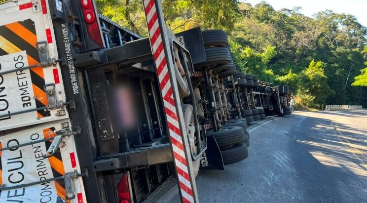Carreta tomba na BR-356 entre Muriaé e Eugenópolis e mobiliza equipes de resgate